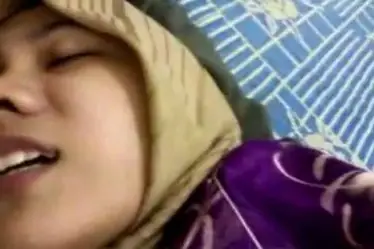 Janda Kerudung Kuning Menjerit Nikmat Ditumpangi Ganas